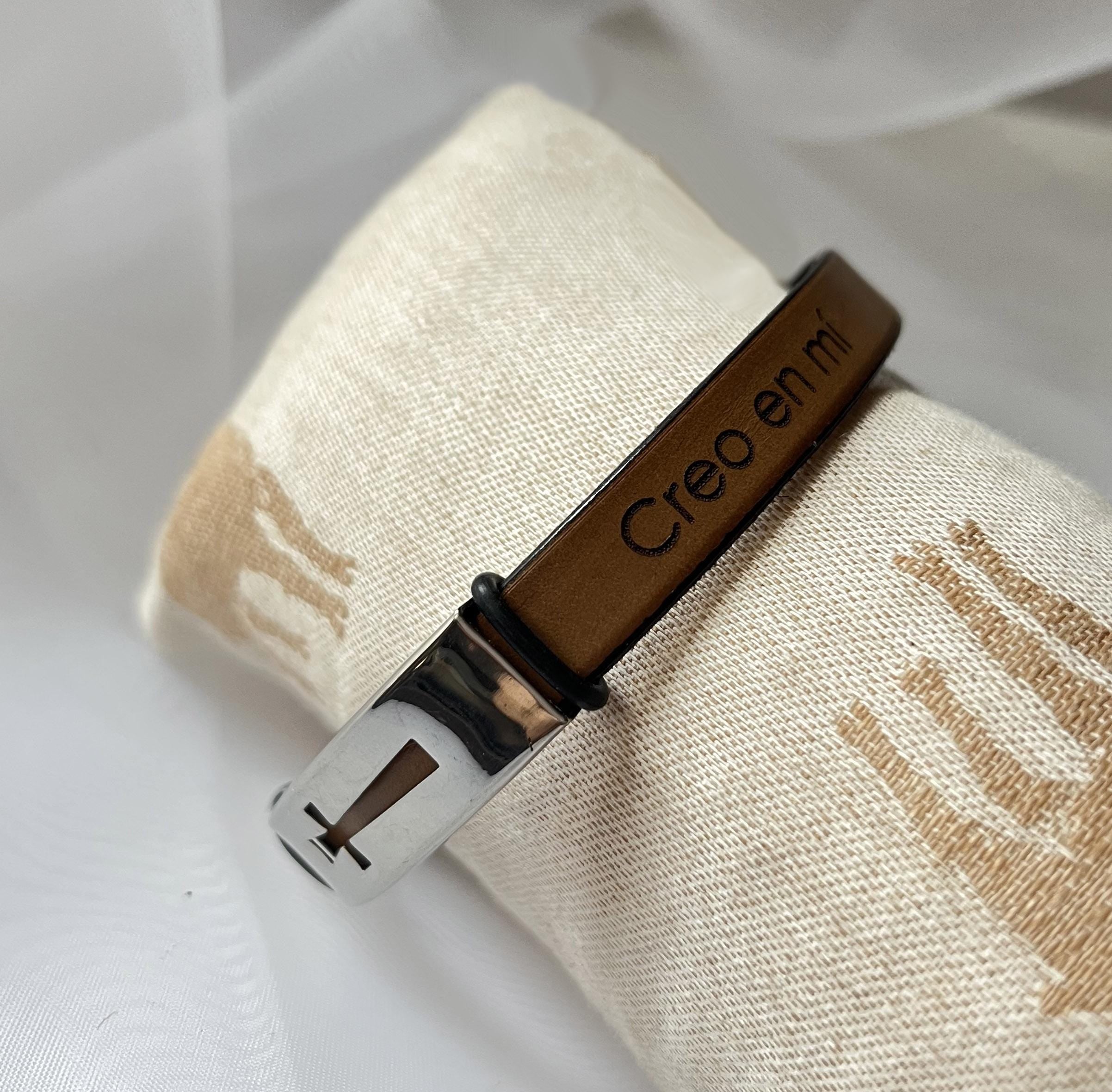 Bracelet croix chrétienne sur cuir couleur au choix personnalisable