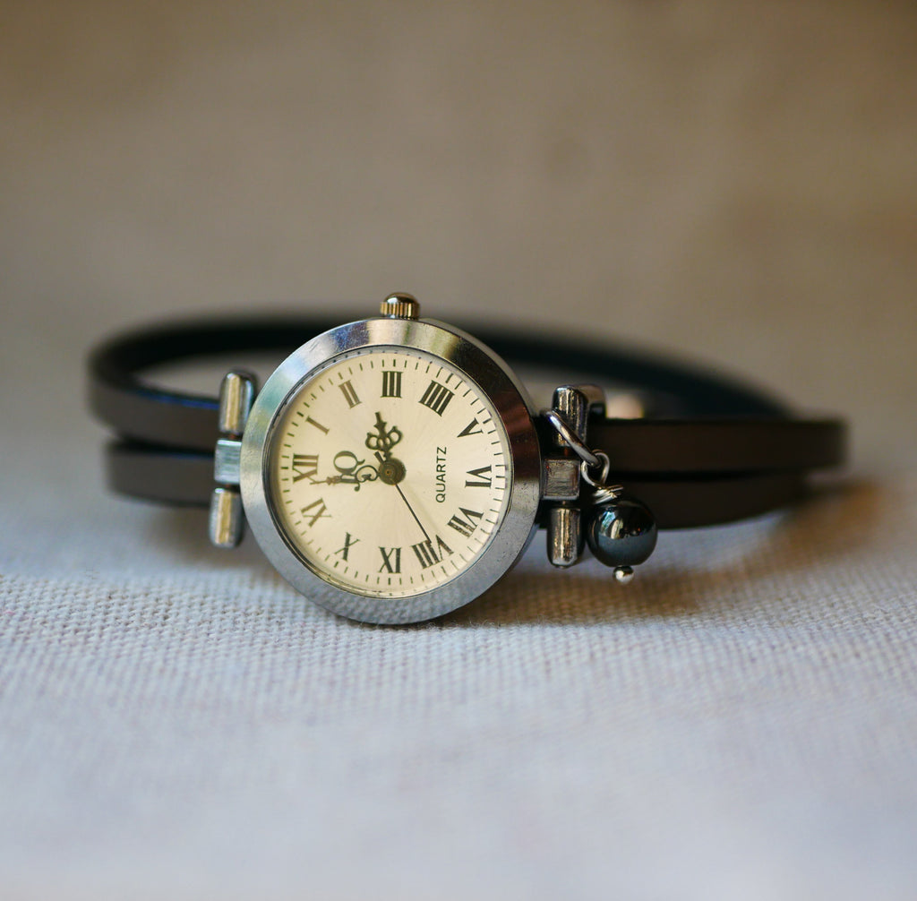 Montre femme cuir fin coloré au cadran argenté et perle