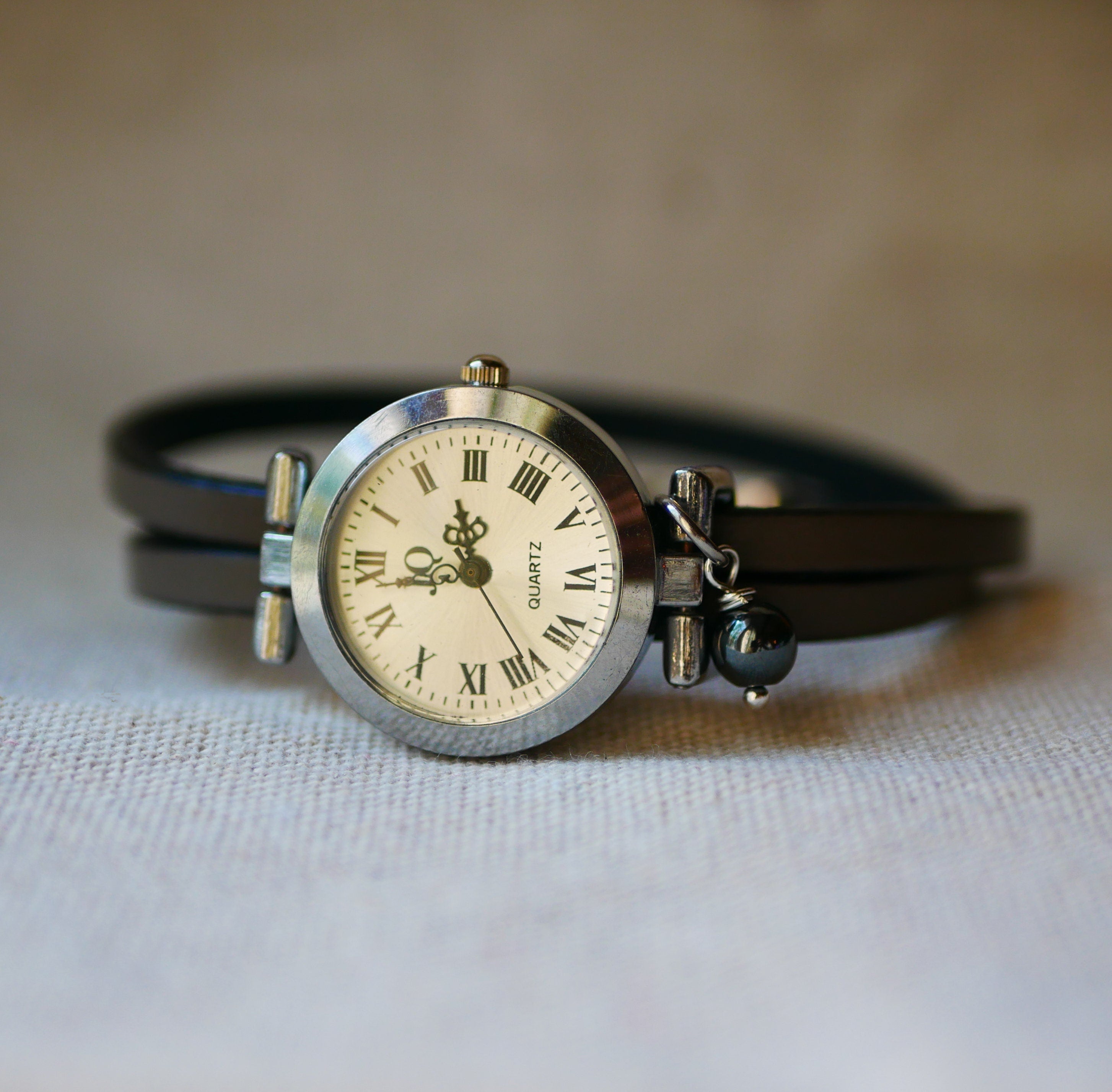 Montre au cadran argenté 2 tours de cuir fin