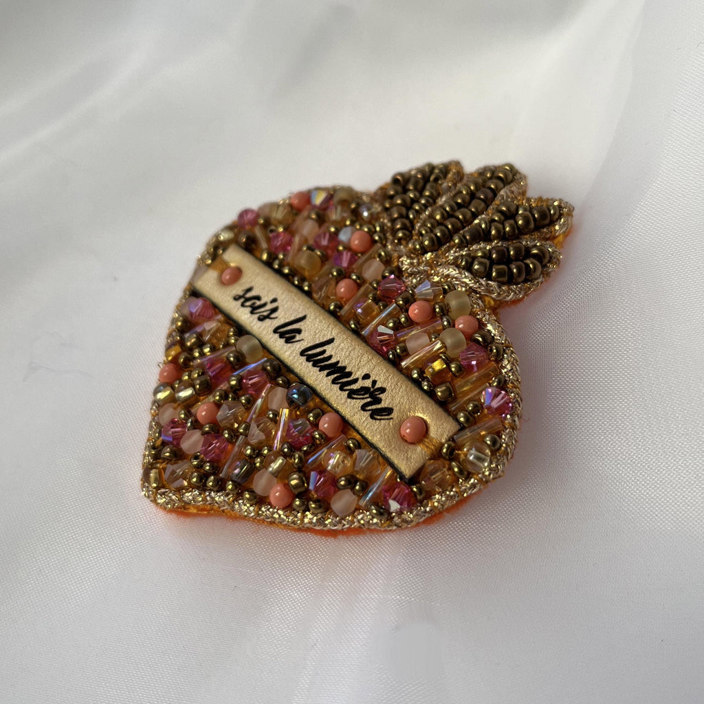 Broche Sacré Coeur ex voto en perles au message en cuir gravé Sois la lumière