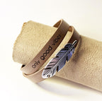 Bracelet cuir double tour au passant plume