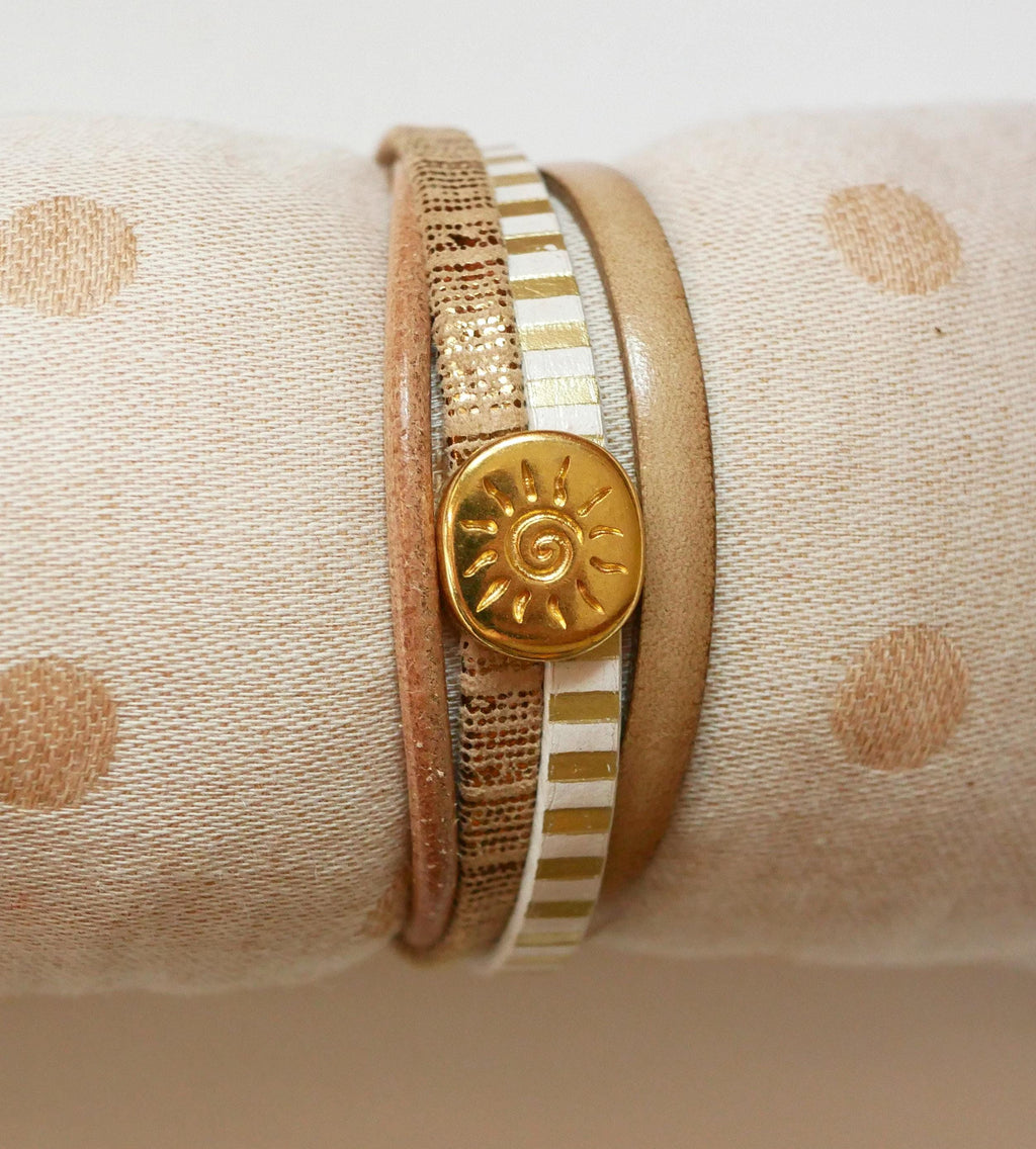 Bracelet manchette multi-cuirs femme au charme soleil doré