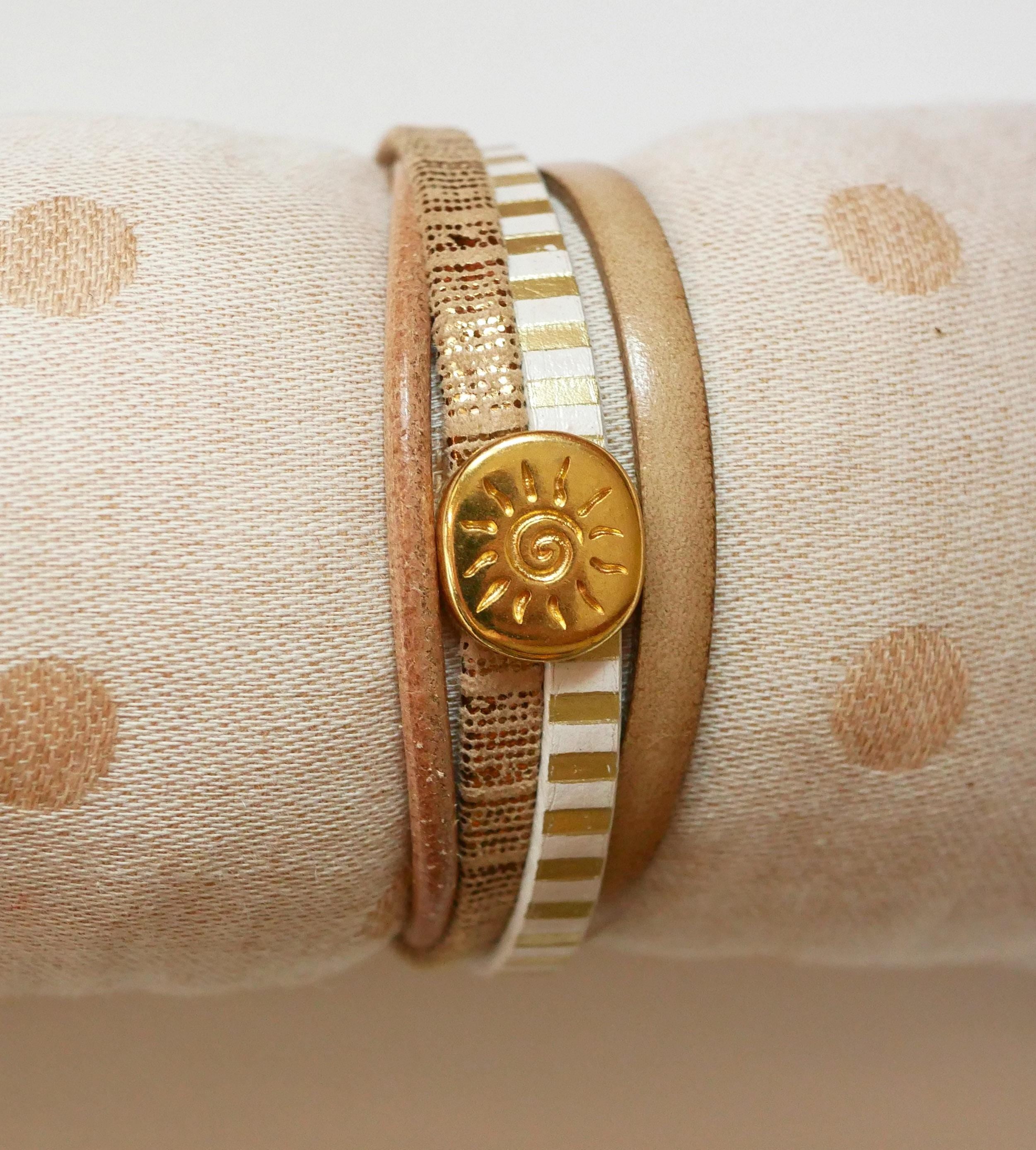 Bracelet manchette multi-cuirs femme au charme soleil doré