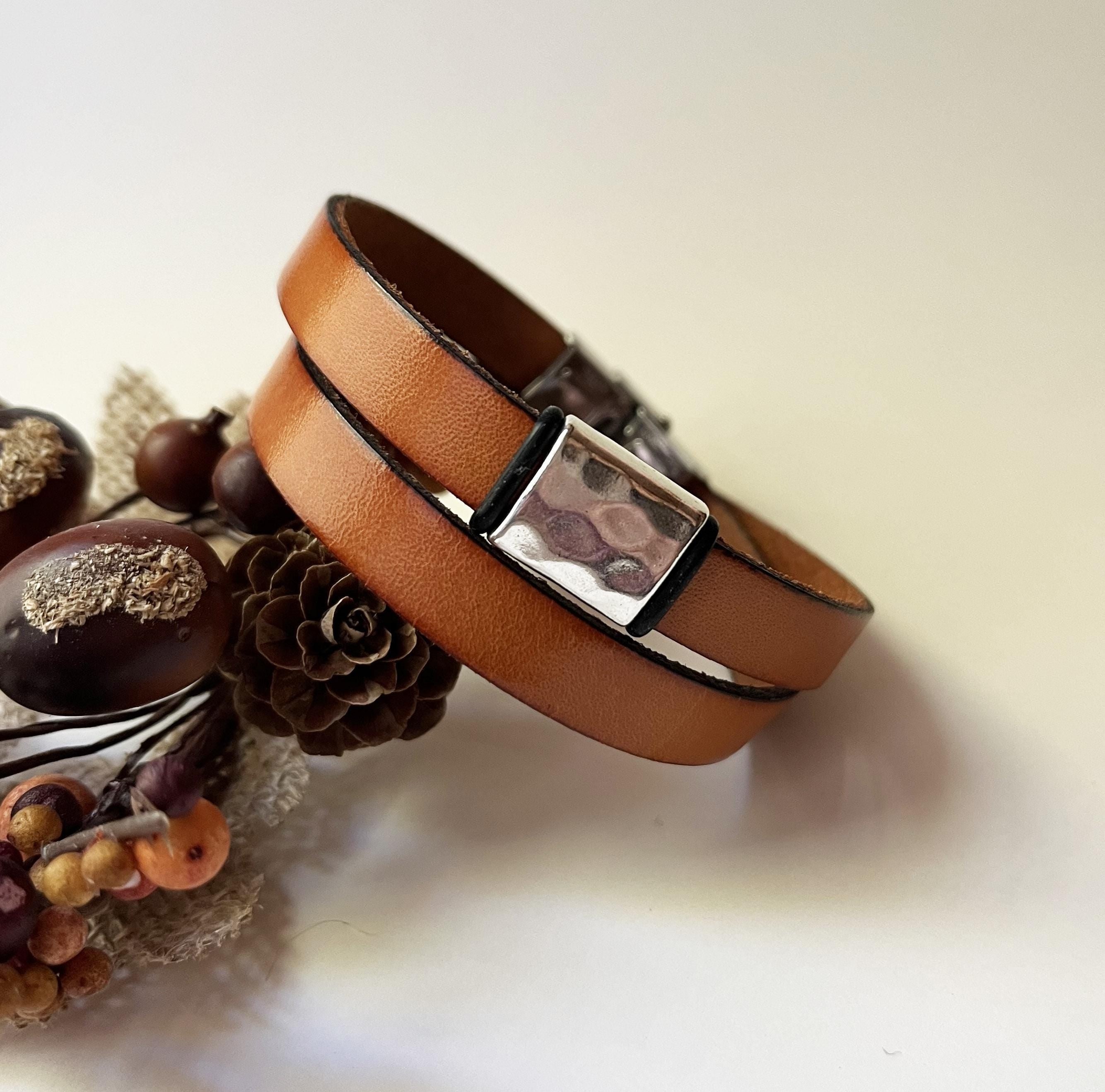 Bracelet cuir double tour au passant carré martelé