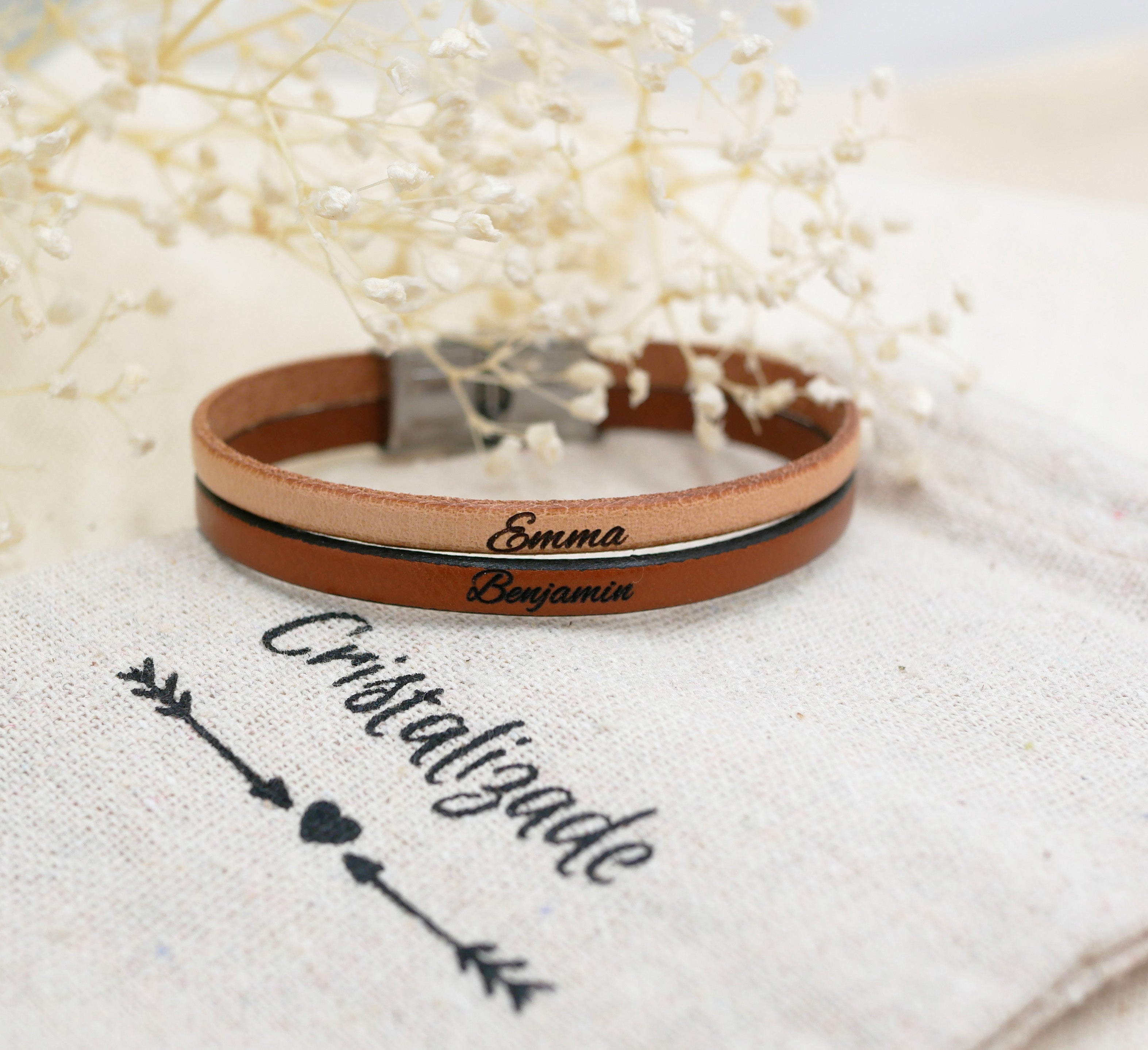 bracelet unisexe 2 cuirs gravés chacun d'un prénom dans une jolie police