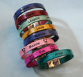 bracelets en cuir gravés de prénoms d'enfant et personnalisés par un dessin, pour garçon et fille 