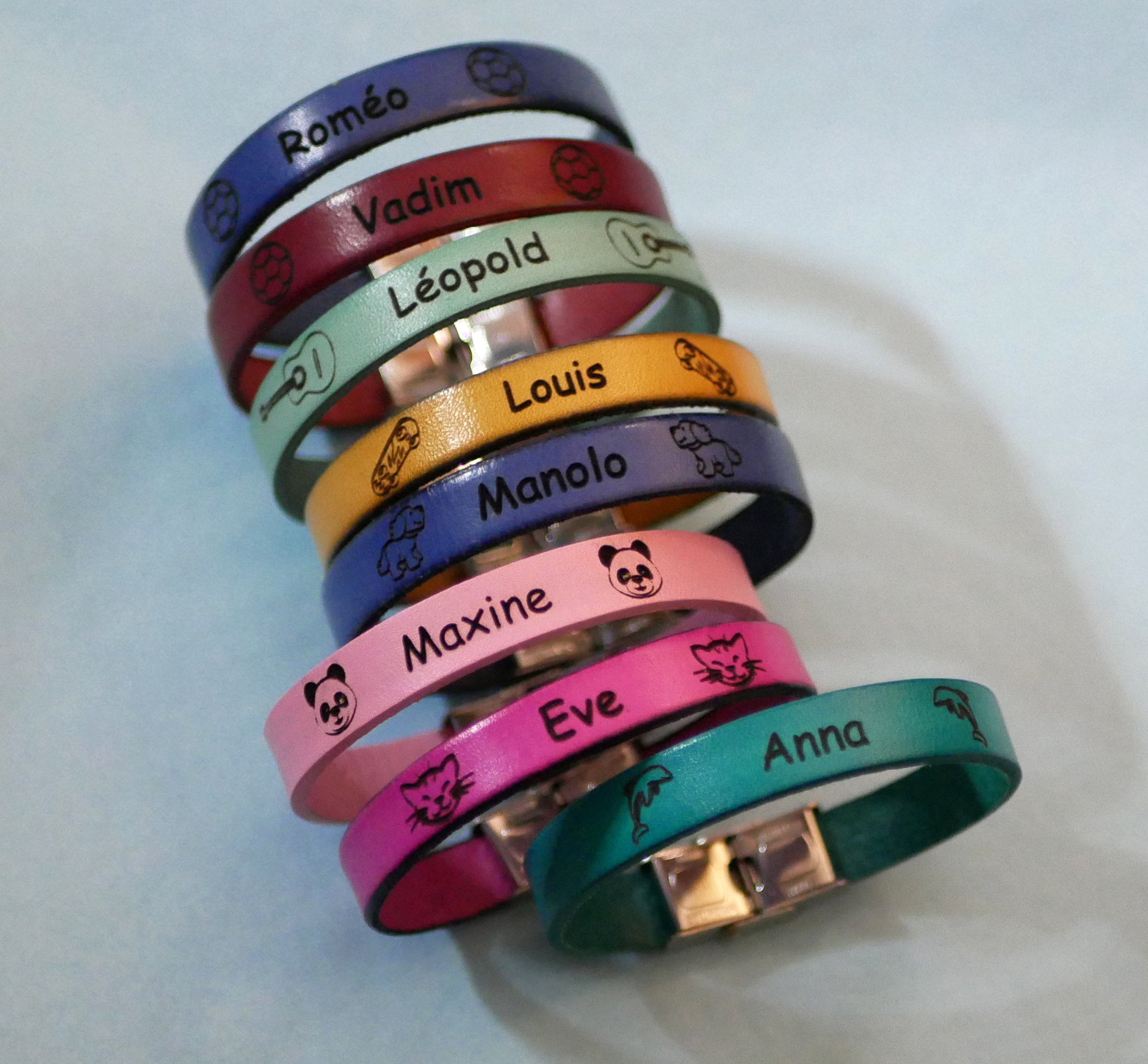 Bracelet enfant en cuir personnalisé et gravé avec prénom et dessins