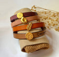 bracelet femme breloque dorée sur cuir couleur au choix
