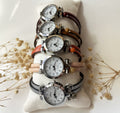 Montre femme cuir double fin coloré au cadran argenté et perle