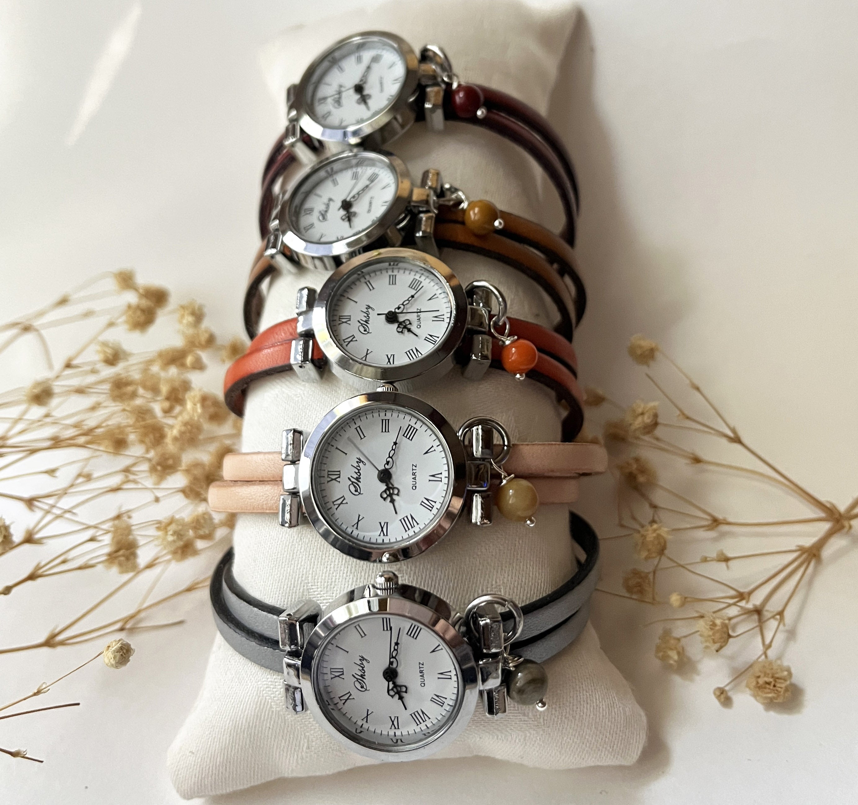 Montre femme cuir double fin coloré au cadran argenté et perle