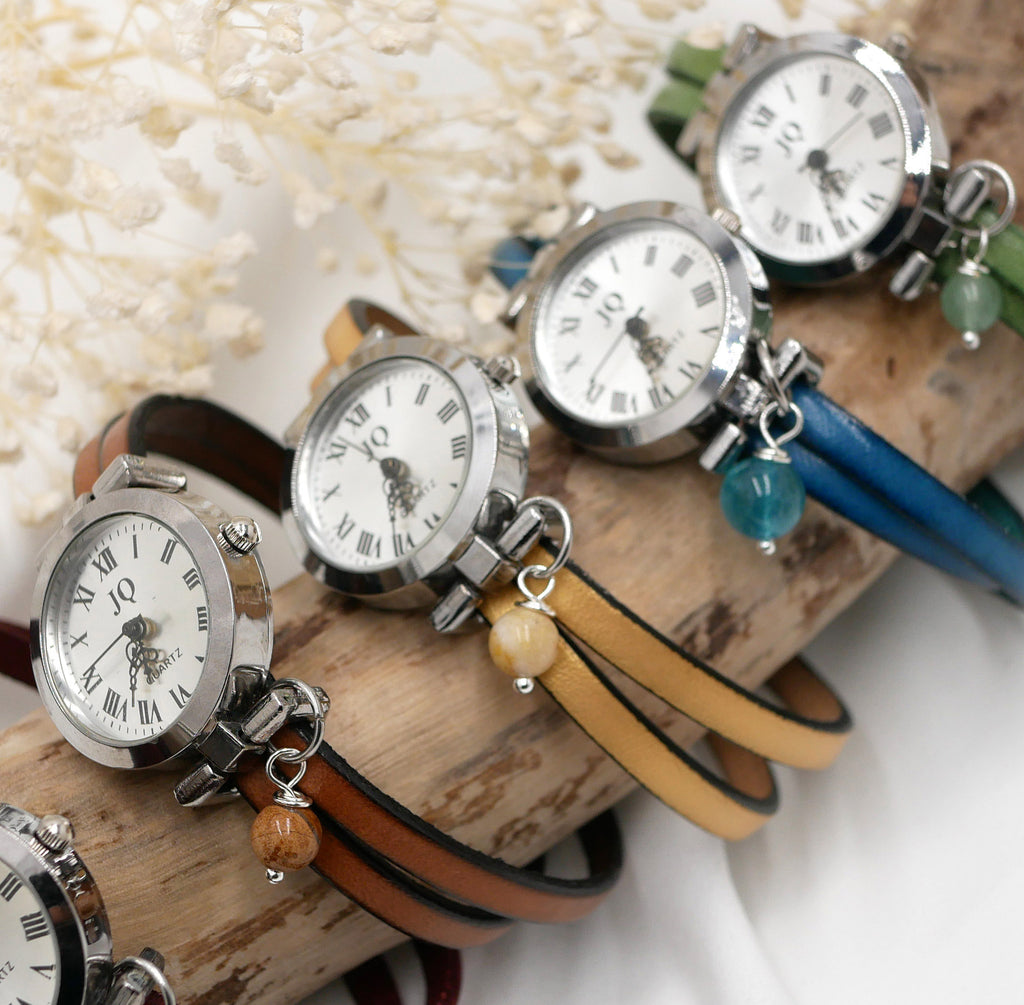 Montre femme cuir fin coloré au cadran argenté et perle