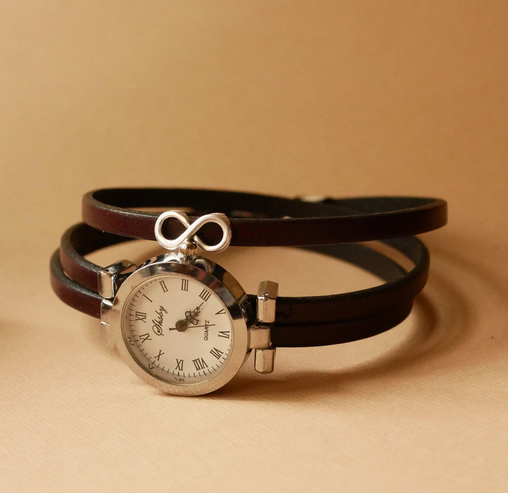 Montre femme bracelet charme et cadran argenté sur 3 tours de cuir