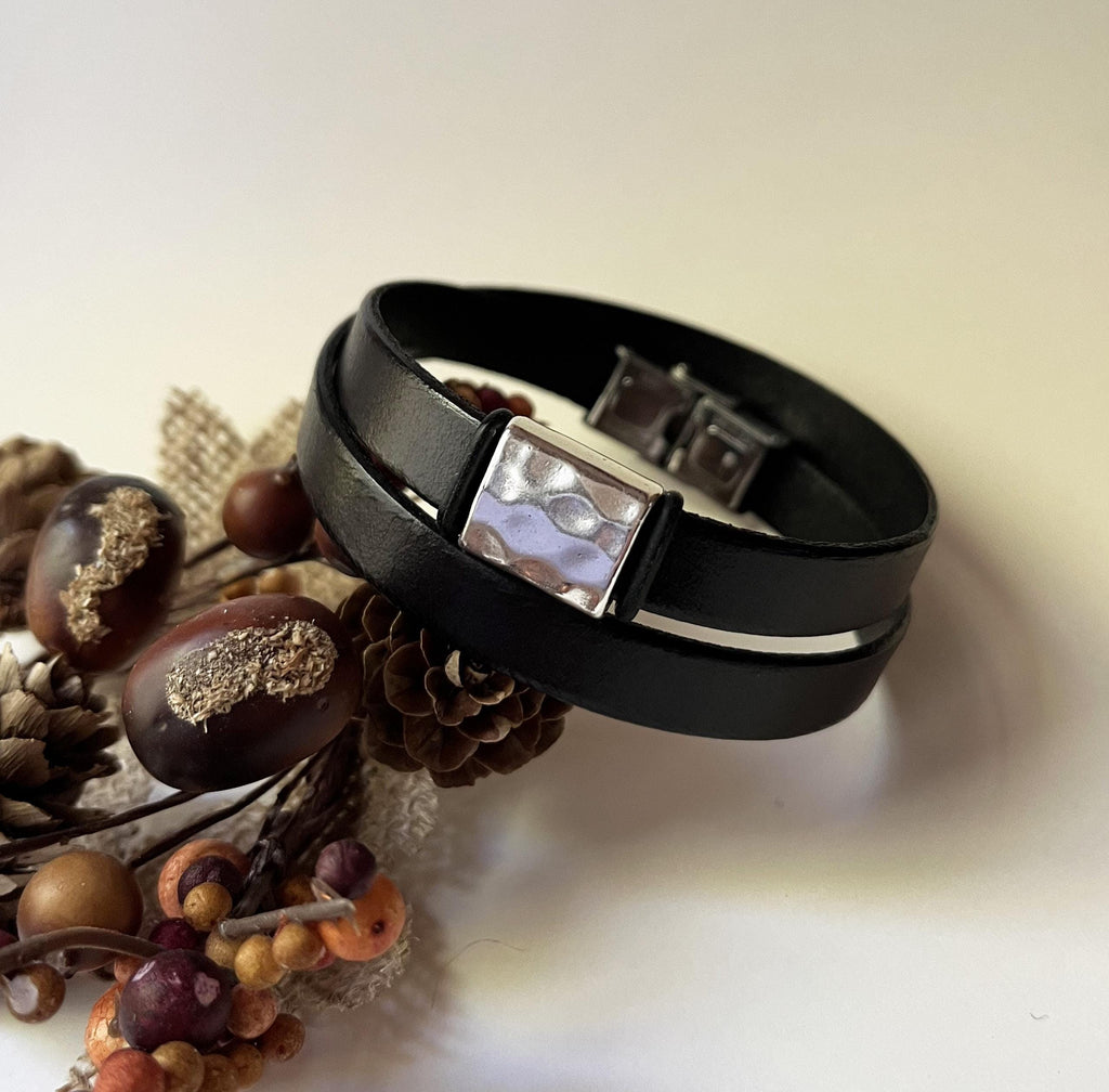 Bracelet cuir double tour au passant carré martelé