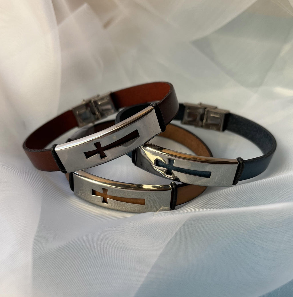 Bracelet croix chrétienne sur cuir couleur au choix personnalisable