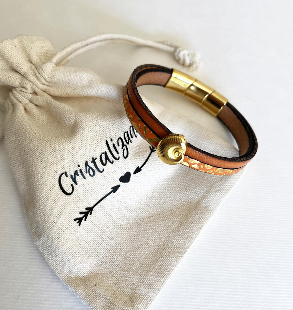 Bracelet femme multi-cuirs orange au charme coquillage doré