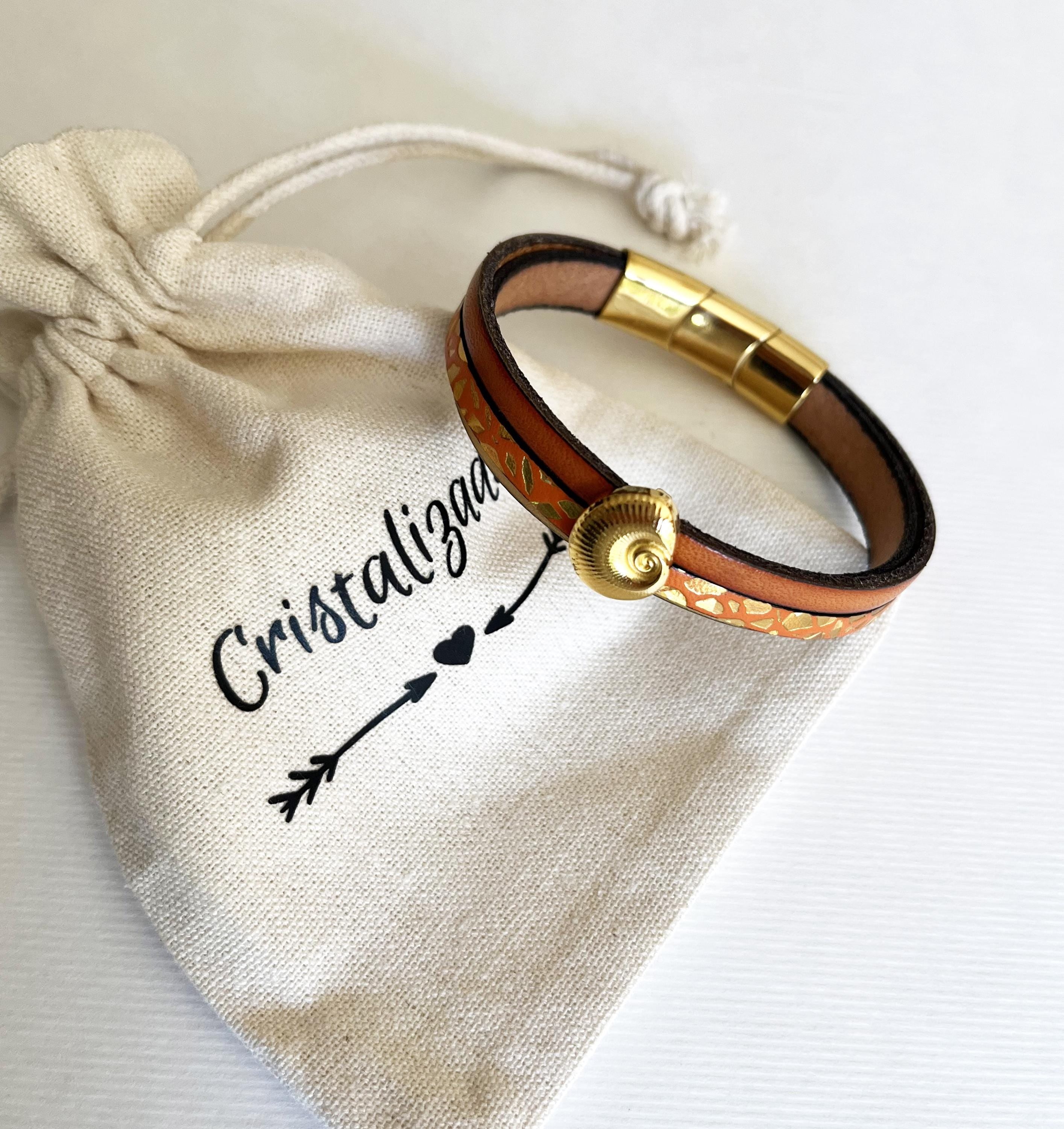 Bracelet femme multi-cuirs orange au charme coquillage doré