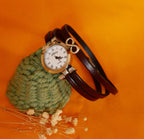 Montre femme bracelet charme et cadran argenté sur 3 tours de cuir