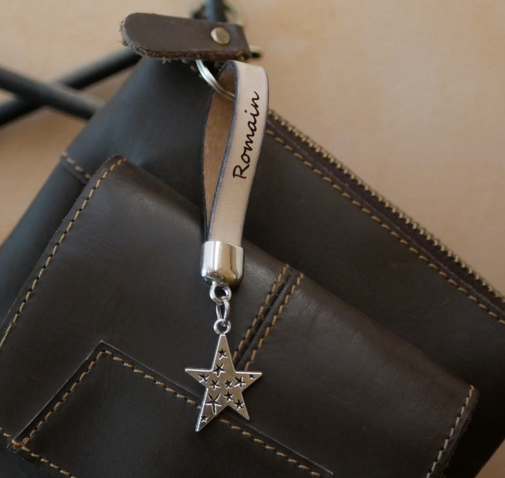 Porte clé cuir personnalisé par gravure avec charme pendentif au choix
