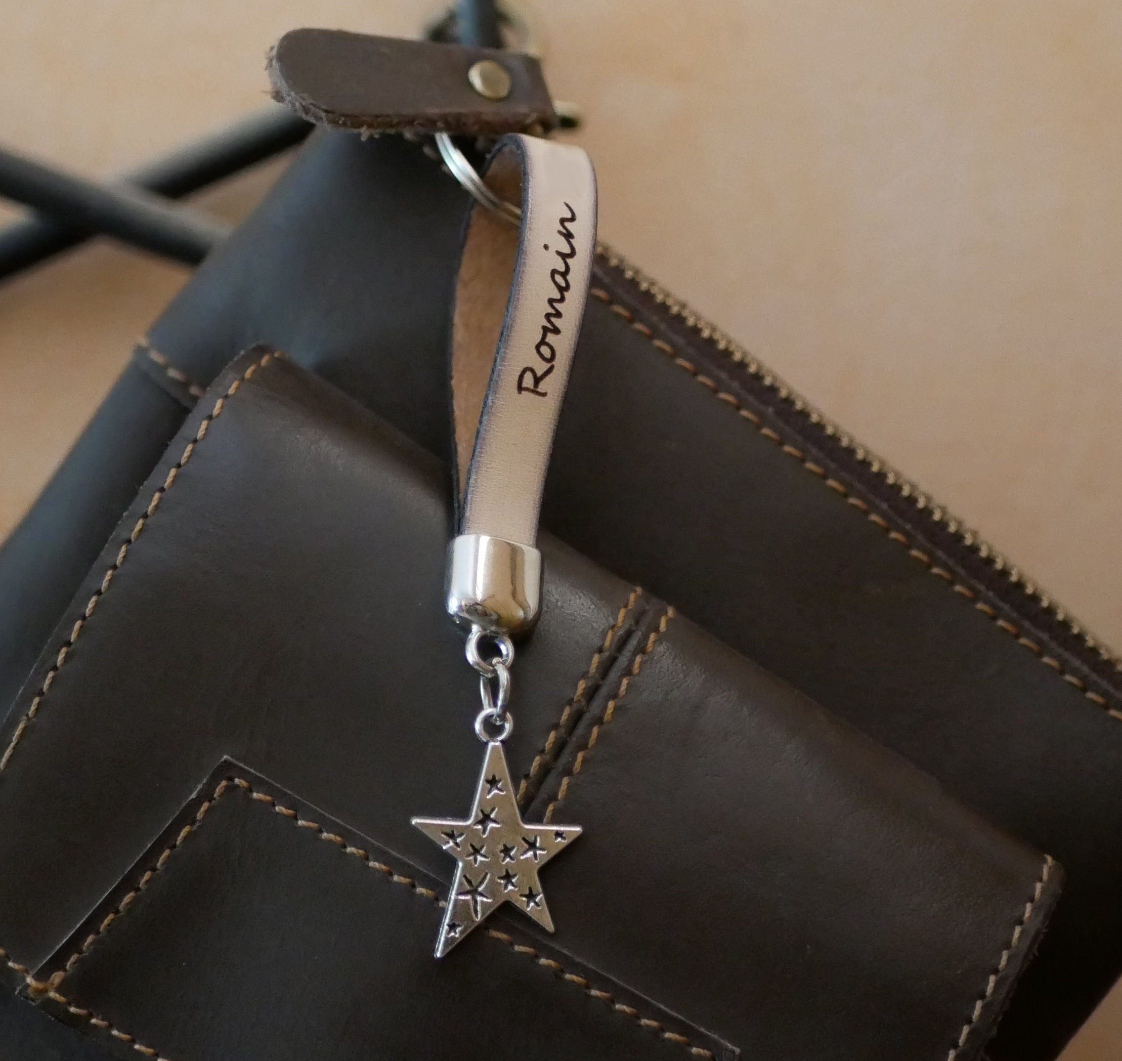 Porte clé cuir personnalisé par gravure avec charme pendentif au choix