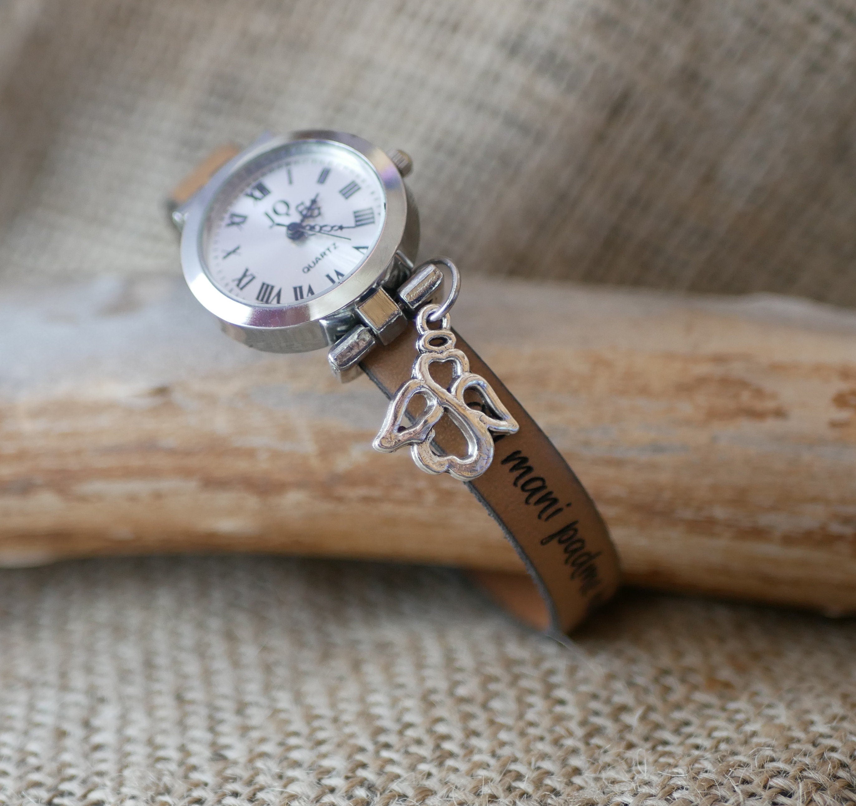 Montre femme cadran argenté bracelet cuir avec breloque pendentif