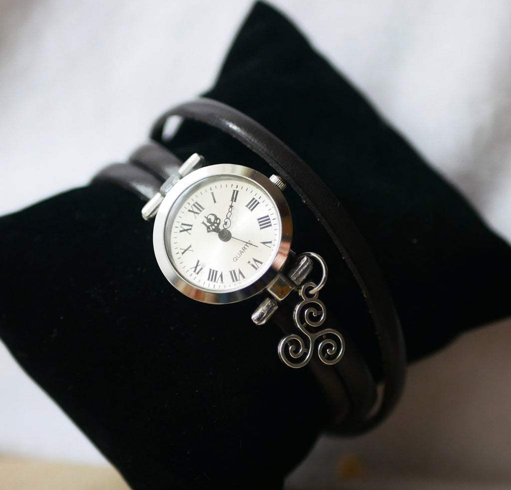 Montre femme personnalisée au 3 tours de cuir et pendentif argenté