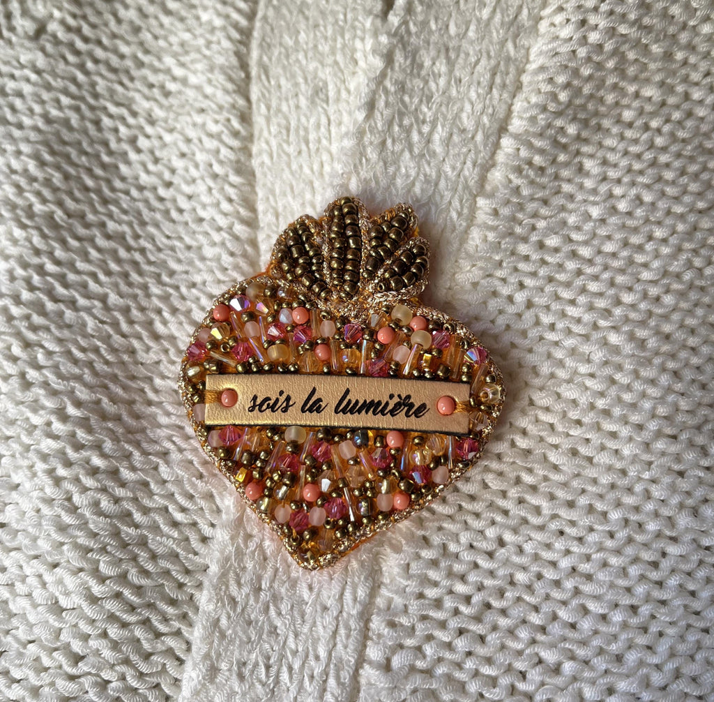Broche Sacré Coeur ex voto en perles au message en cuir gravé Sois la lumière