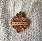 Broche Sacré Coeur ex voto en perles au message en cuir gravé Sois la lumière