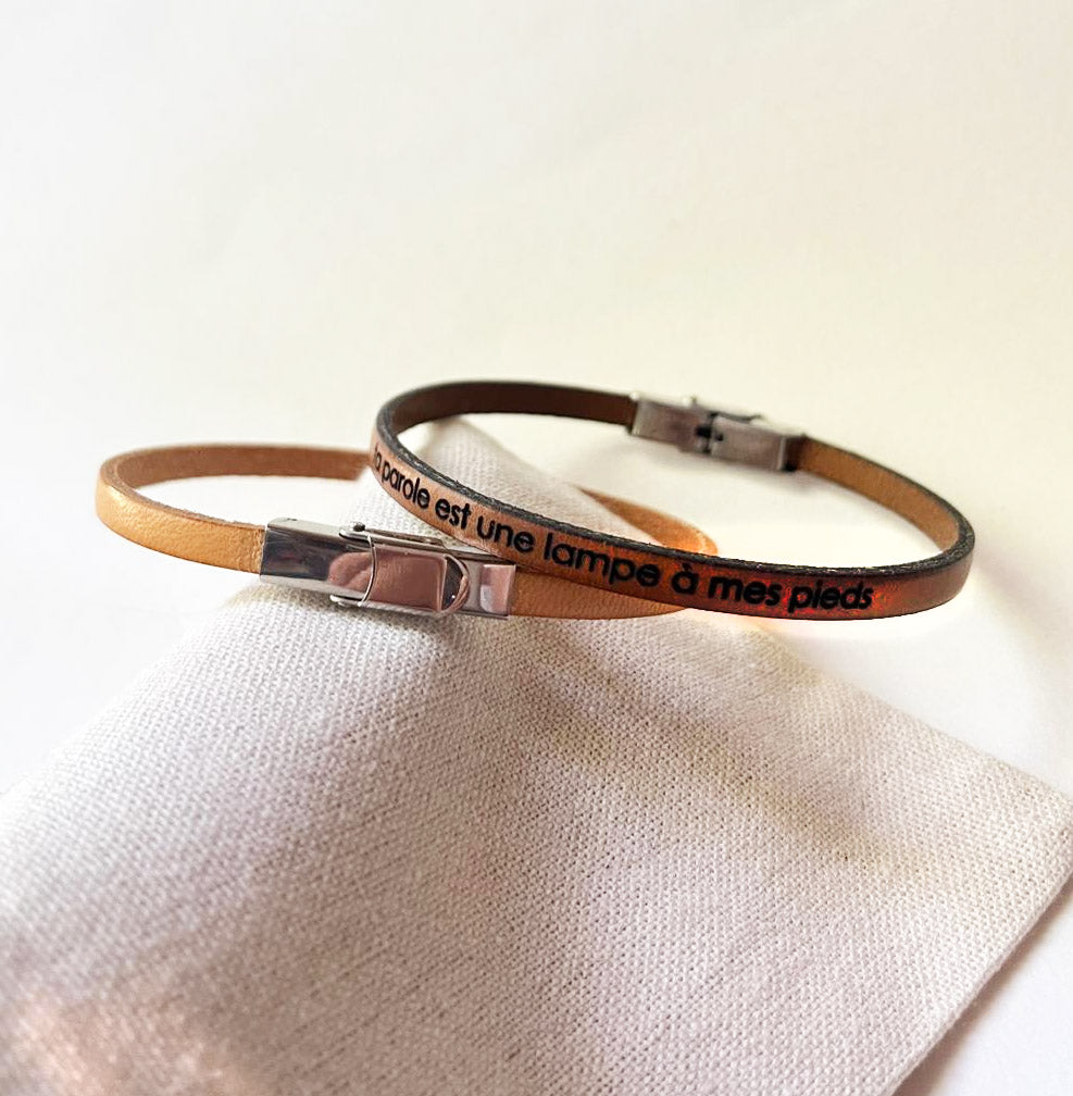 Lot de 5 bracelets en cuirs fins gravés de paroles bibliques