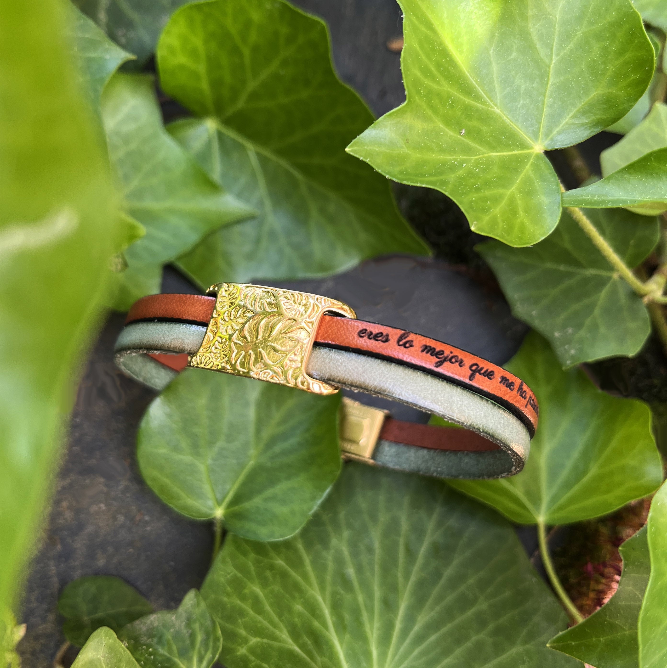 Bracelet deux cuirs plaque dorée avec feuiles à personnaliser