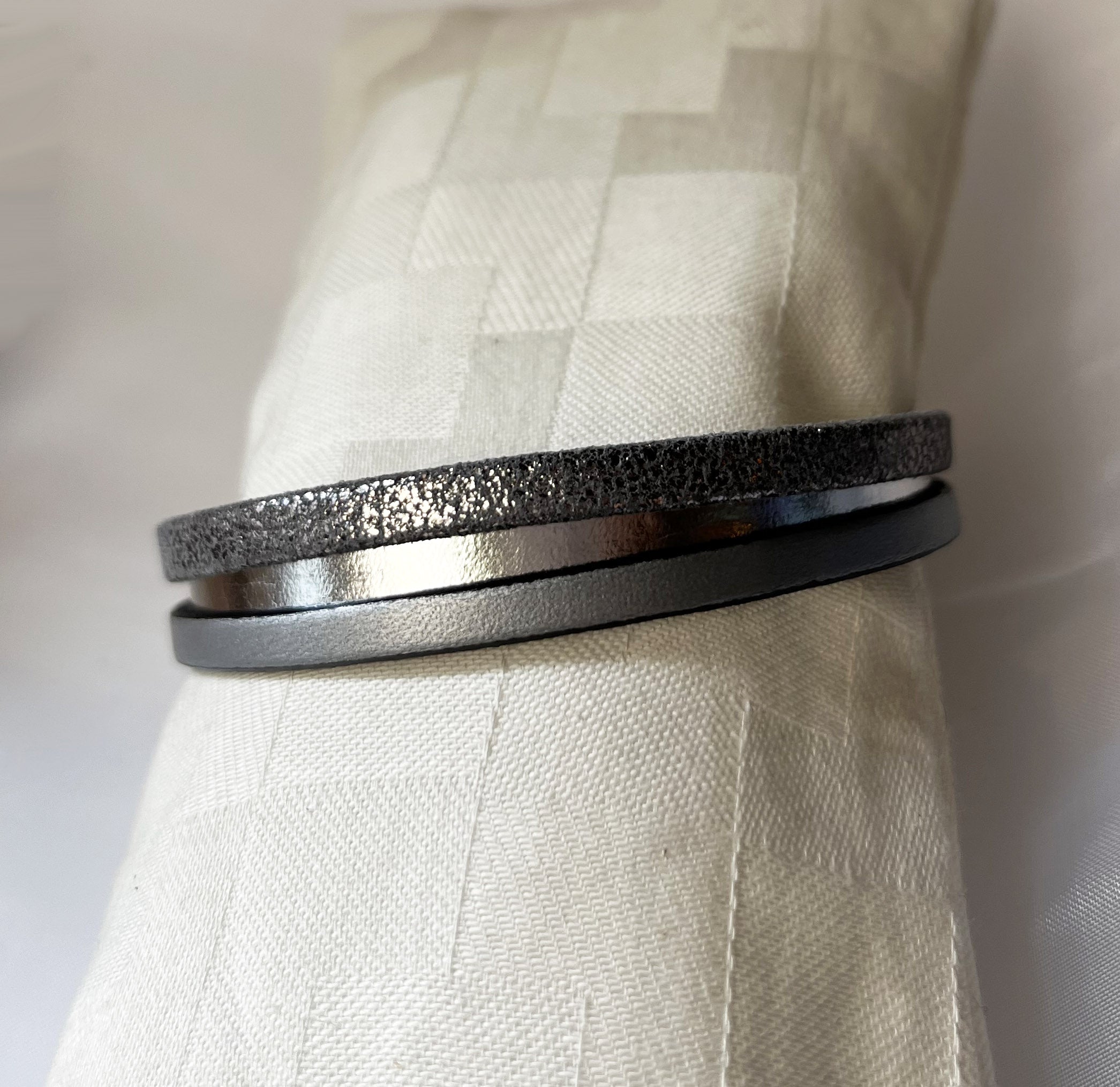 Bracelet manchette femme aux 3 cuirs argenté et gris
