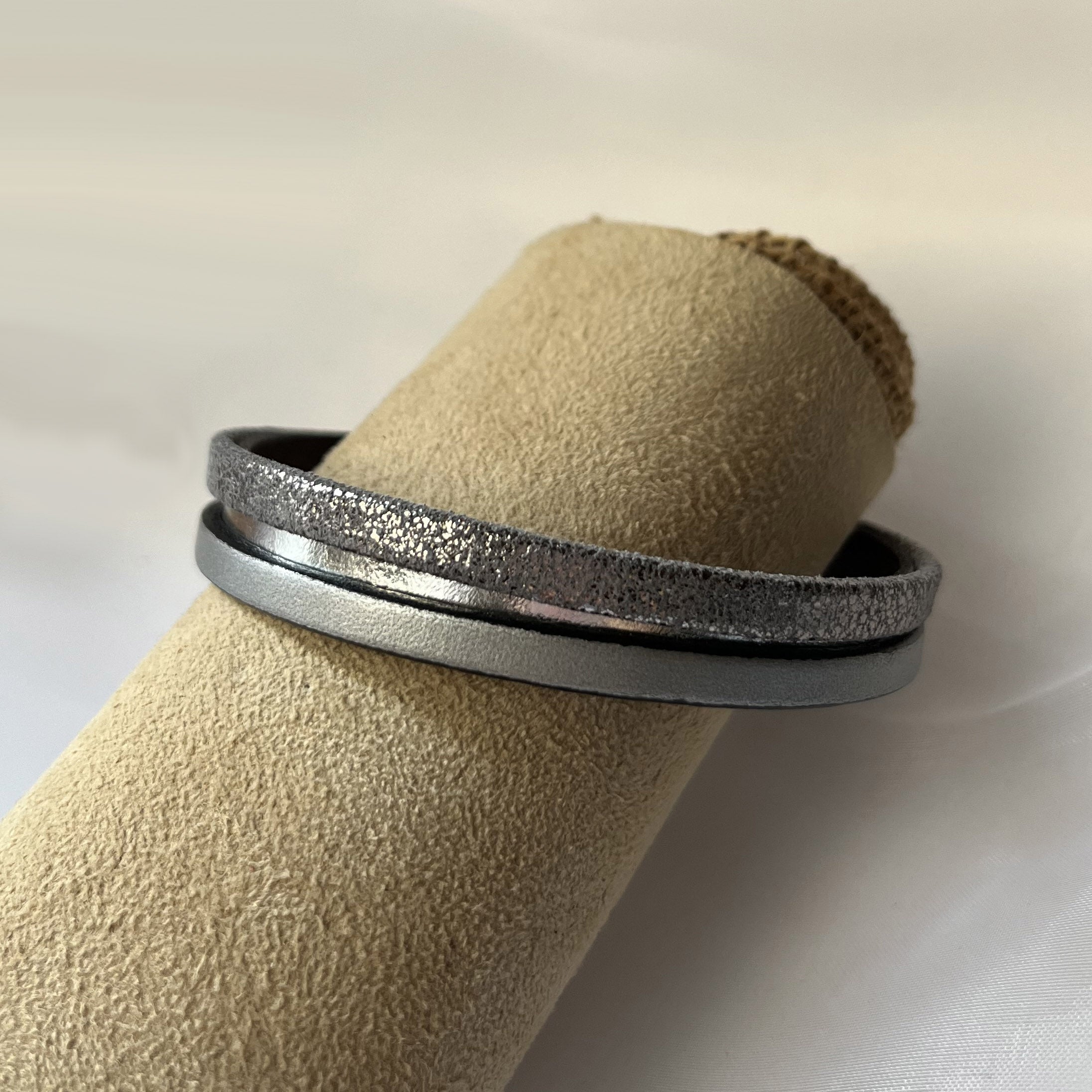 Bracelet manchette femme aux 3 cuirs argenté et gris