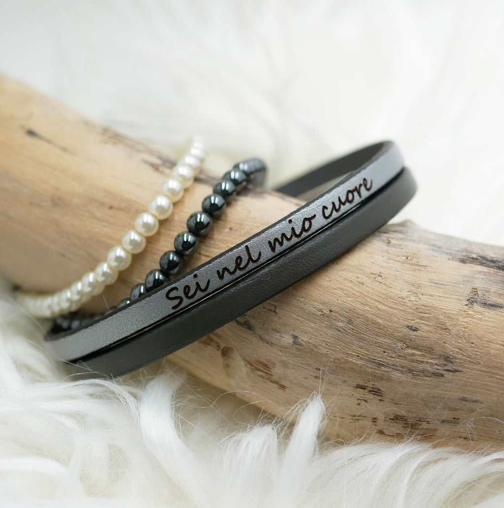 bracelet duo de cuirs gris argenté gravé d'un message personnalisé en italien