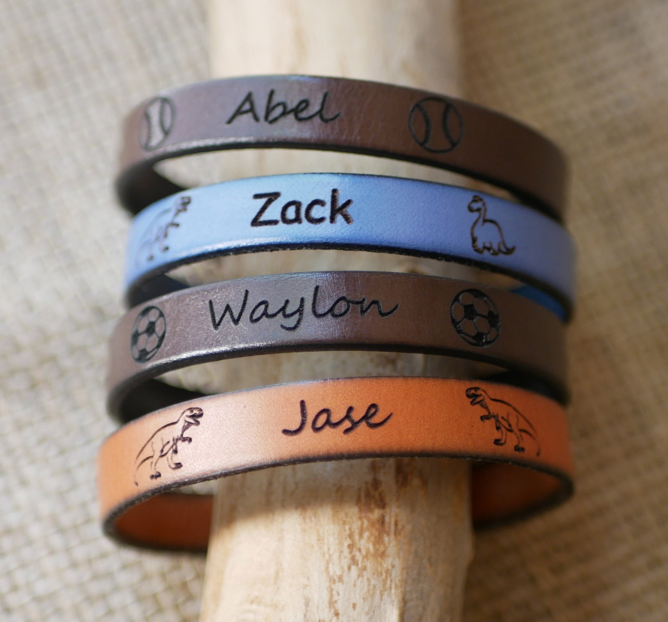 Bracelet cuir gravé pour garçon personnalisé avec prénom et dessin

