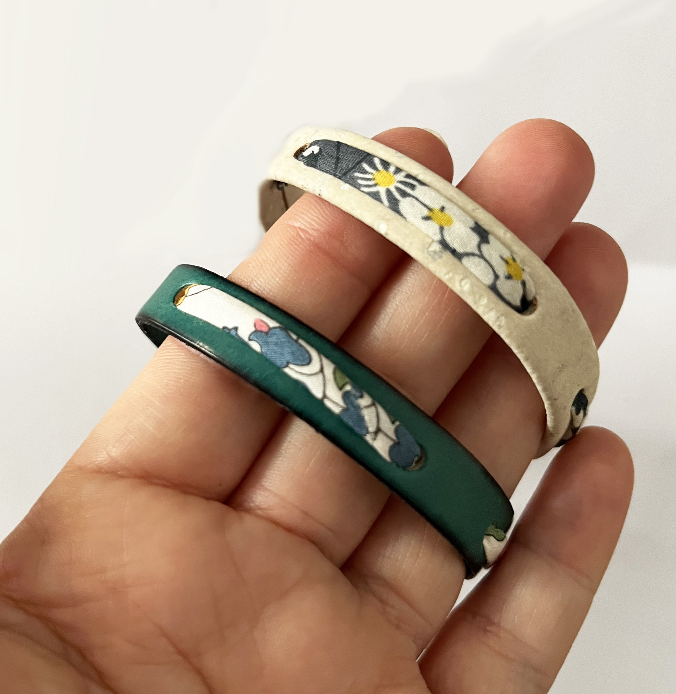 bracelets mère et fille inter changeable avec choix des couleurs de cuir et des rubans Liberty