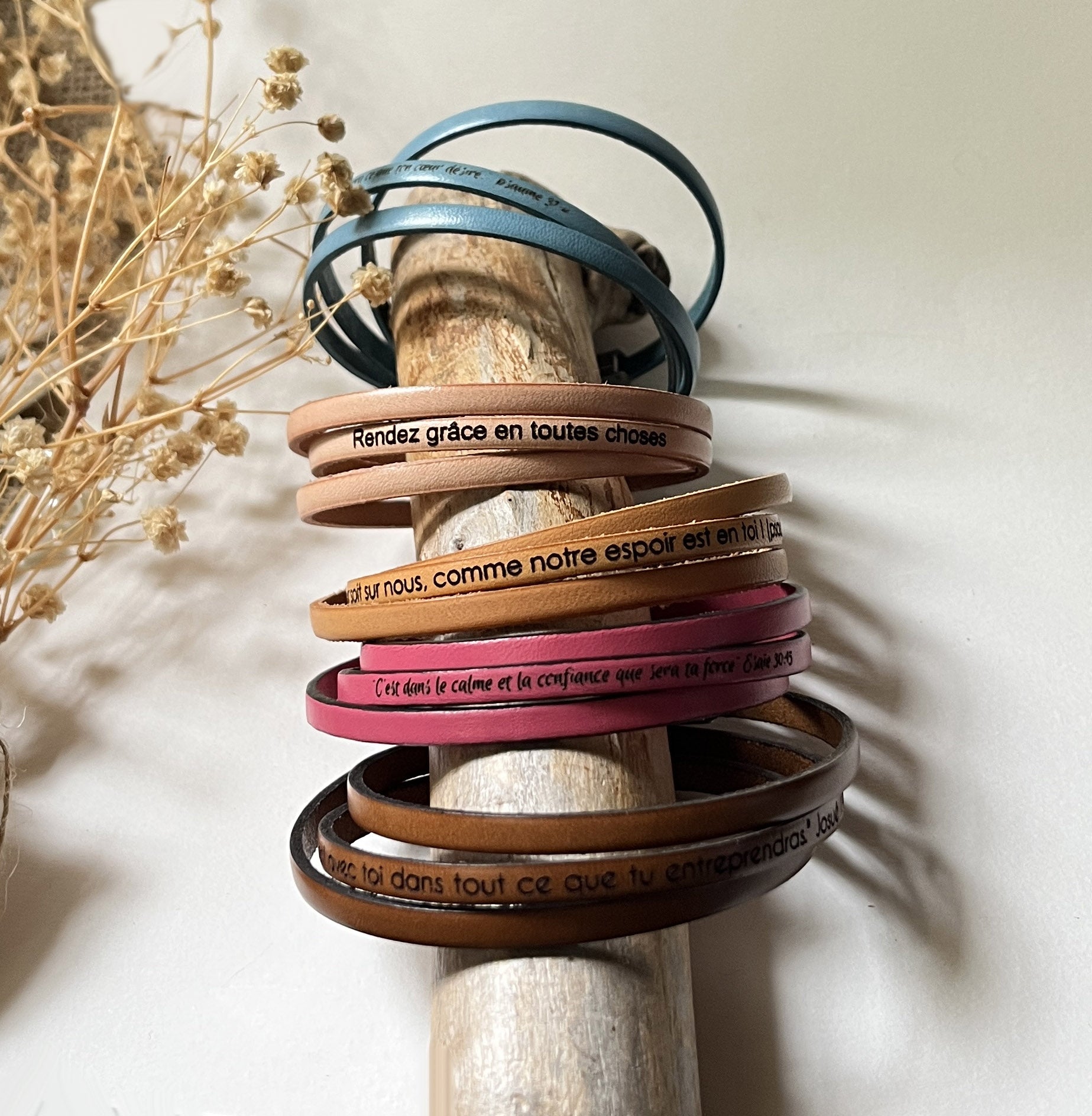 Lot de 5 bracelets triple tours en cuirs fins gravés de versets bibliques