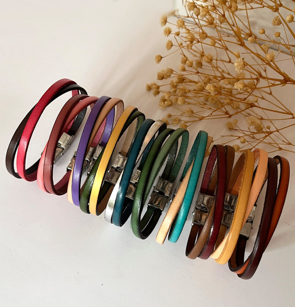Lot de 10 bracelets en cuirs croisés colorés
