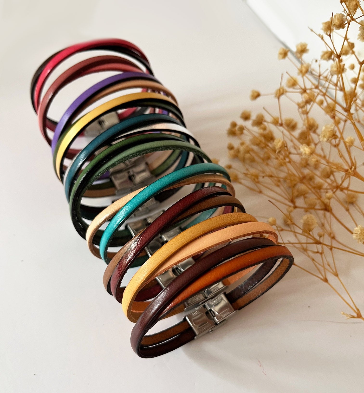 Lot de 10 bracelets en cuirs croisés colorés