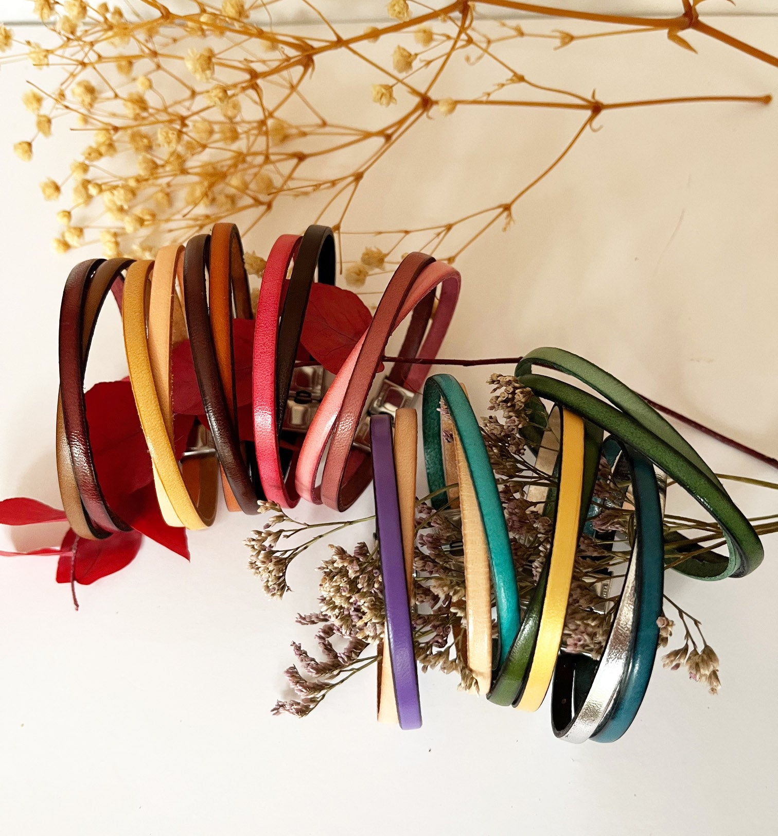 Lot de 10 bracelets en cuirs croisés colorés