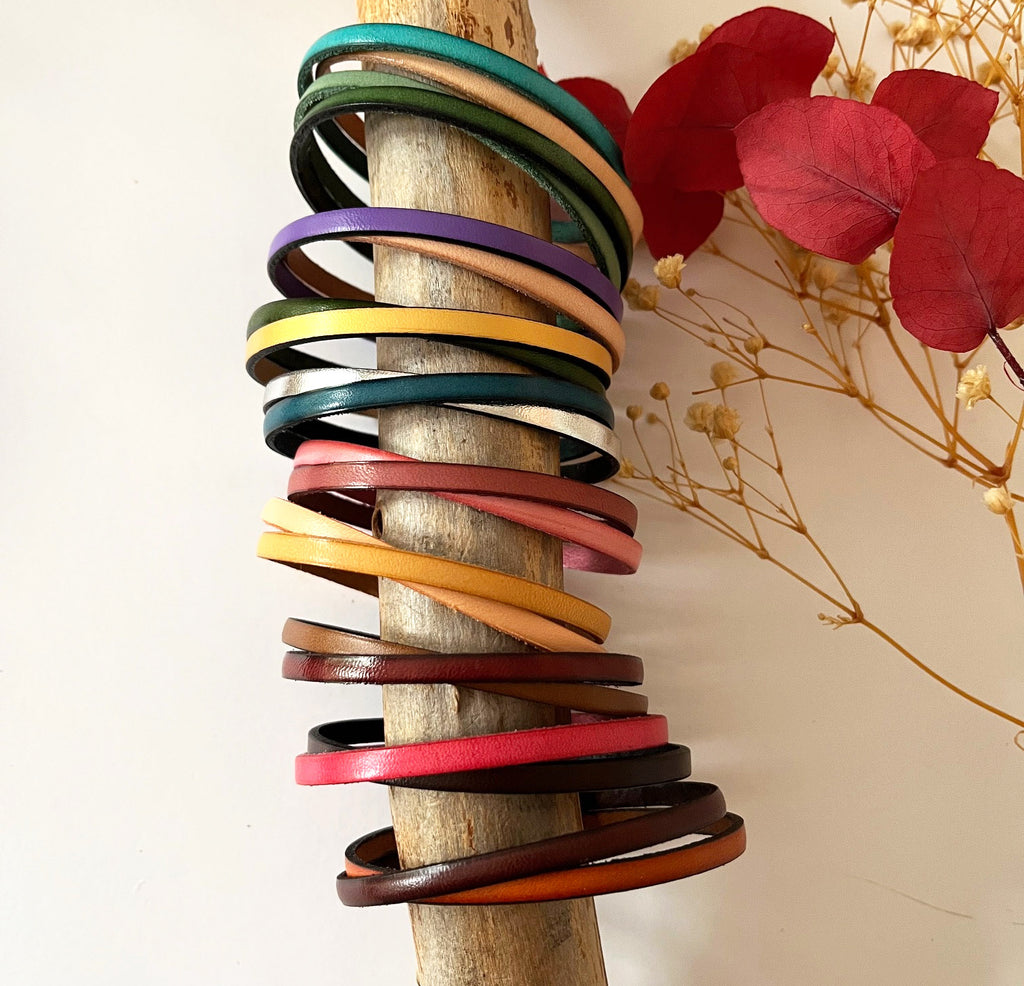 Lot de 10 bracelets en cuirs croisés colorés