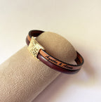 Bracelet deux cuirs plaque dorée avec feuiles à personnaliser