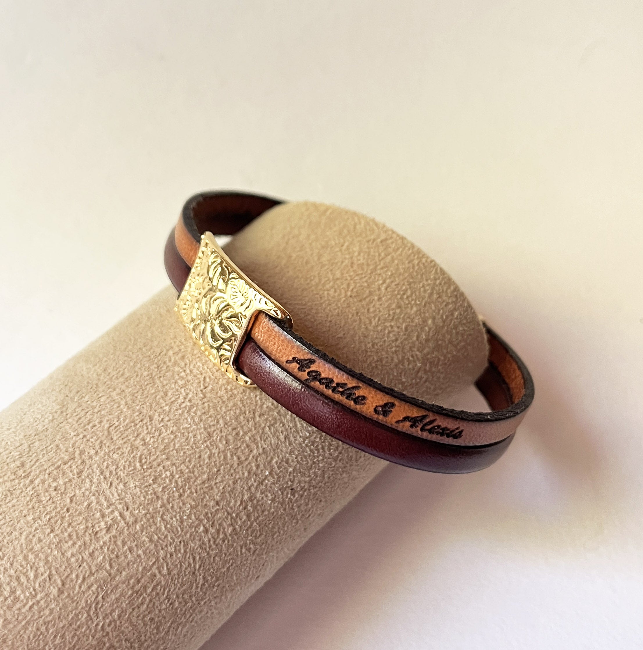 Bracelet deux cuirs plaque dorée avec feuiles à personnaliser