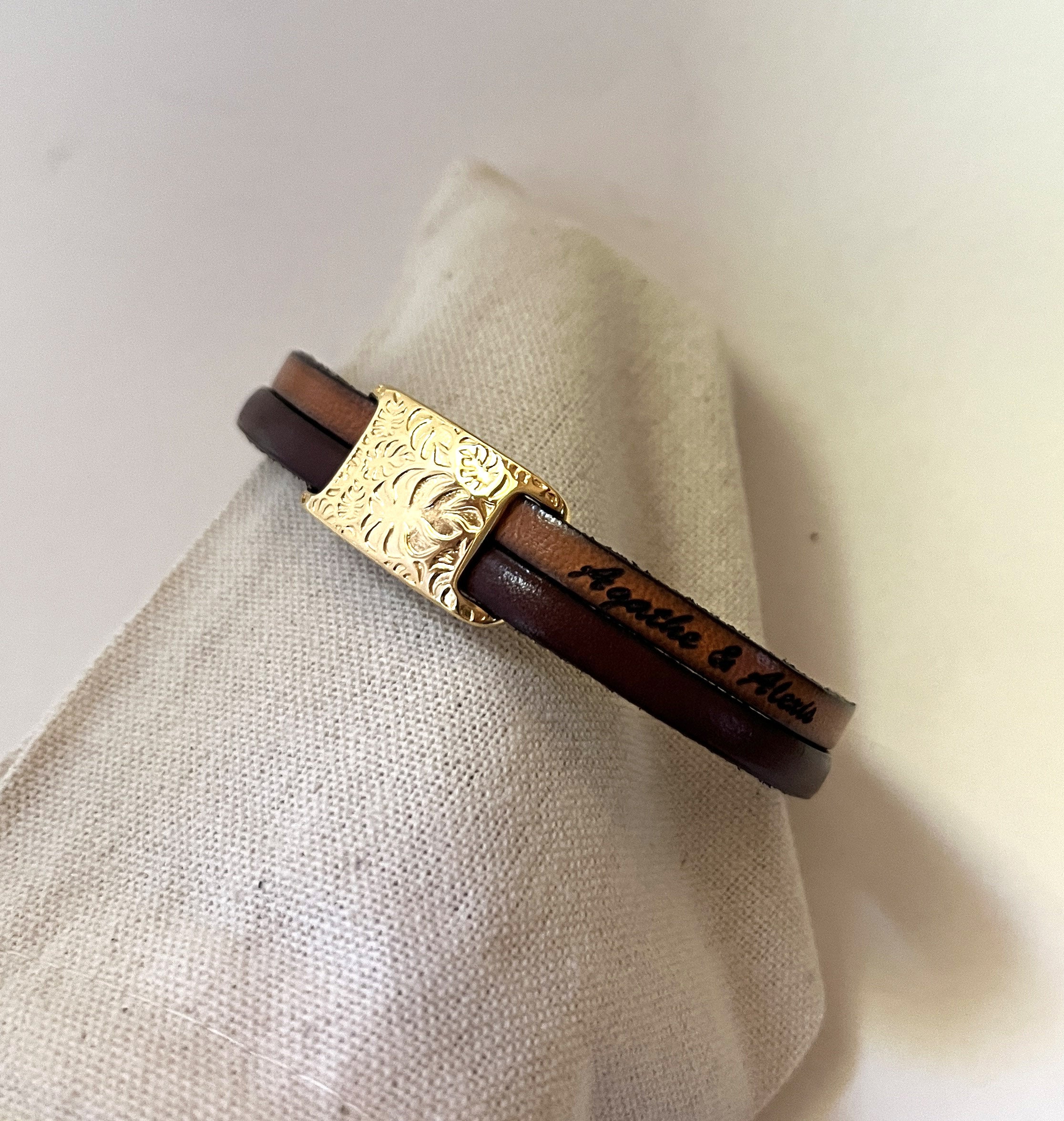 Bracelet deux cuirs plaque dorée avec feuiles à personnaliser