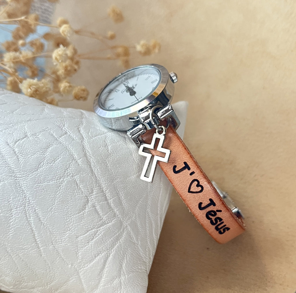 Montre femme cadran argenté bracelet cuir avec breloque pendentif