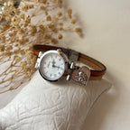 Montre personnalisable par couleur des cuirs, pendentif et gravure