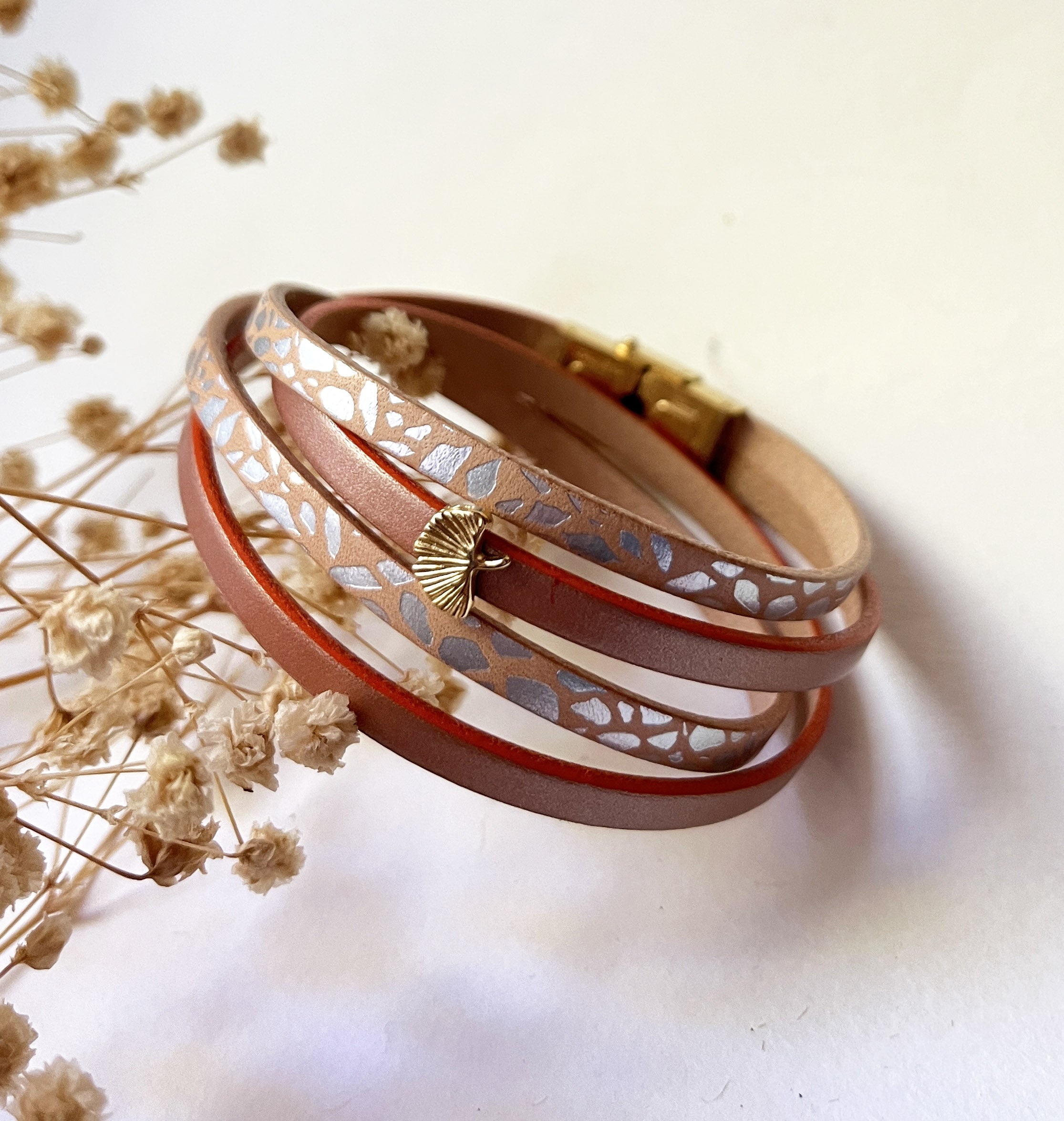 Bracelet femme double cuirs rose tendre nacré charme doré