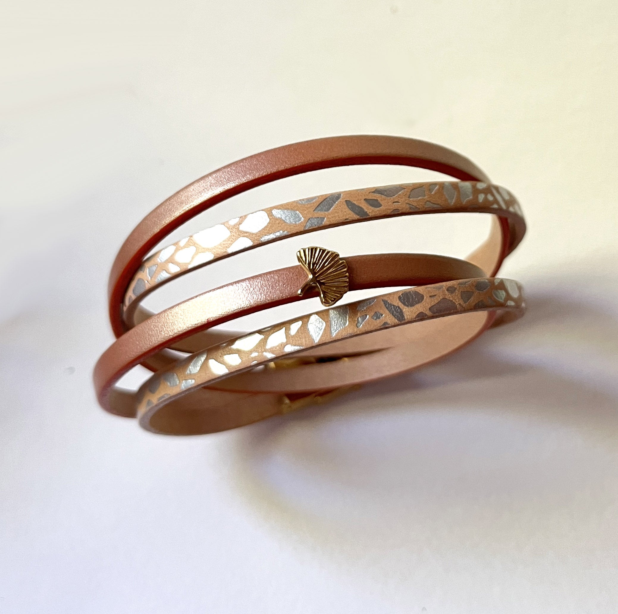 Bracelet femme double cuirs rose tendre nacré charme doré
