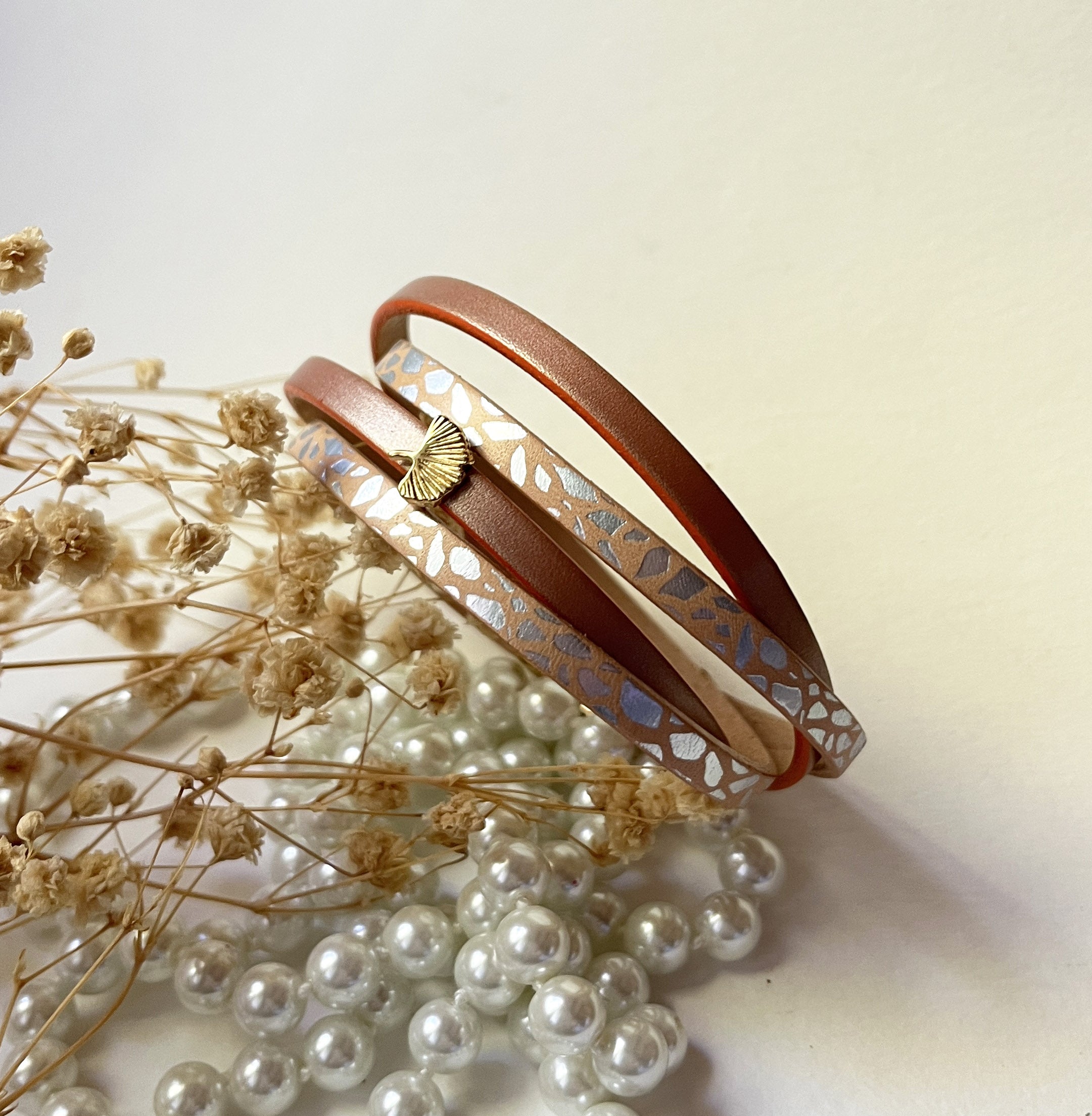 Bracelet femme double cuirs rose tendre nacré charme doré
