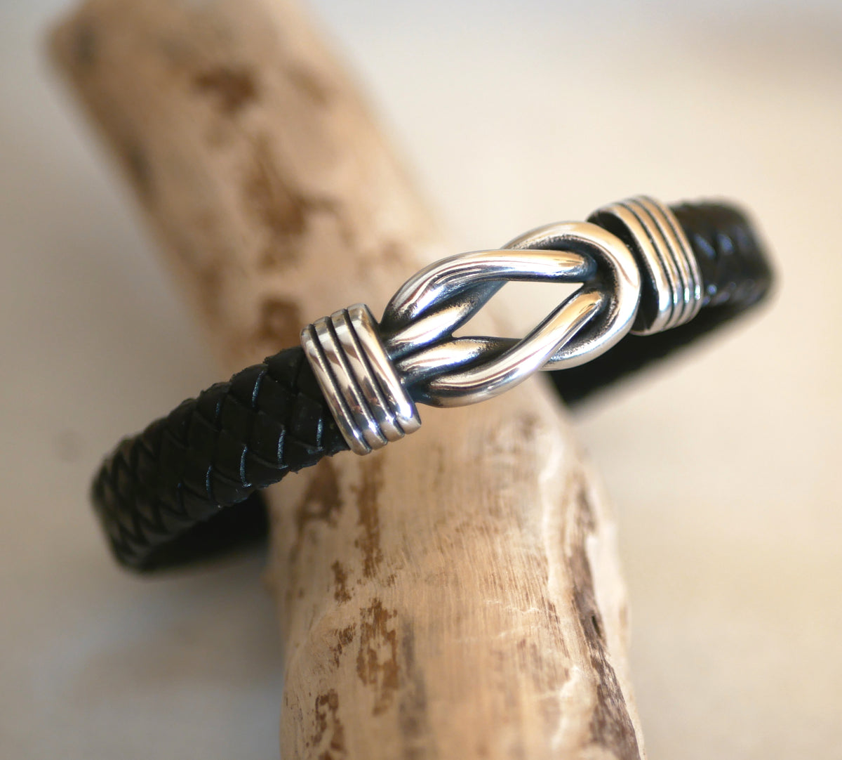 Bracelet homme noeud infini en acier sur cuir noir tressé élégant