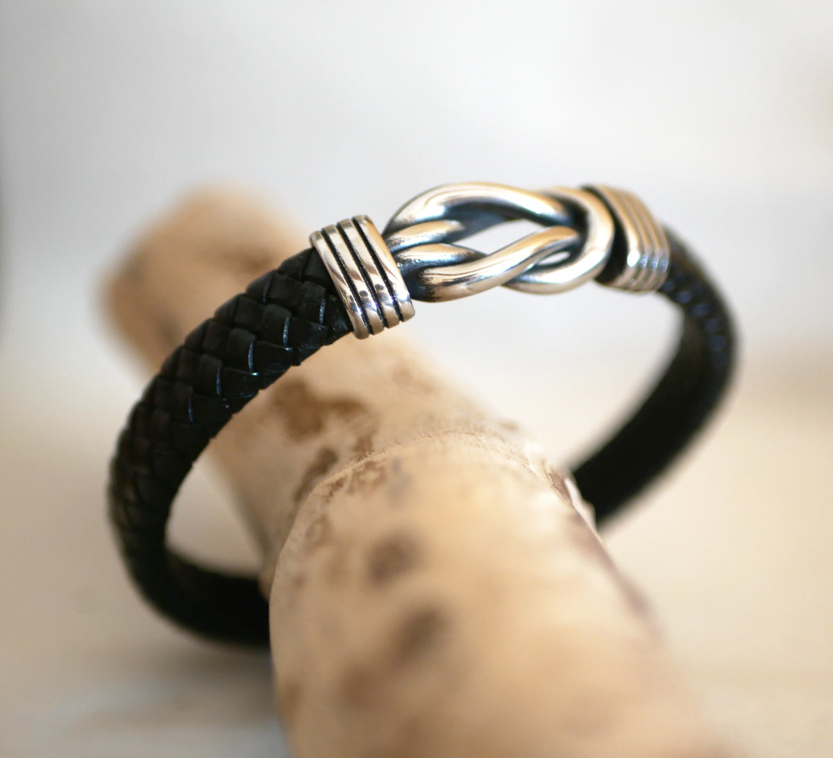 bracelet noeud infini en acier sur cuir tressé noir fermoir magnétique réglable