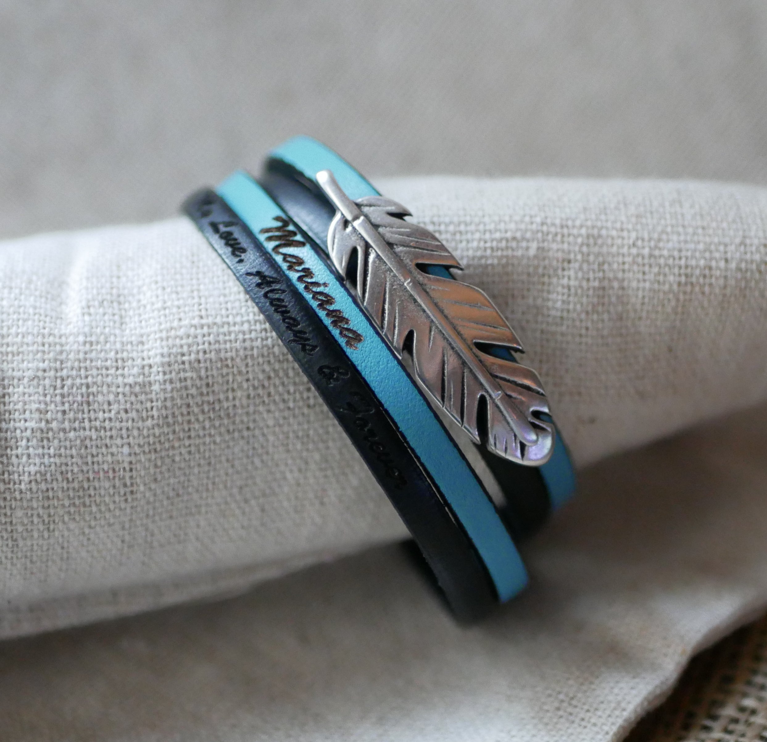 bracelet femme bleu et noir gravé